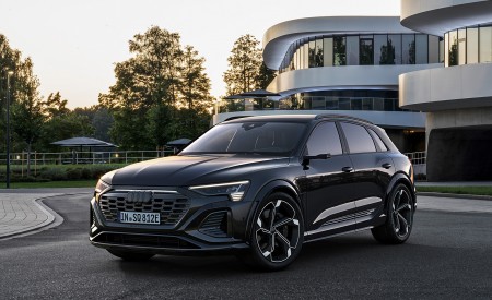 2024 Audi SQ8 e-tron quattro (Color: Mythos Black Metallic) Front Three-Quarter Wallpapers 450x275 (9)