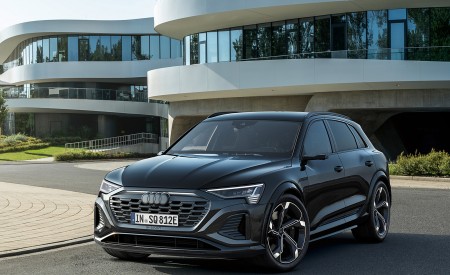 2024 Audi SQ8 e-tron quattro (Color: Mythos Black Metallic) Front Three-Quarter Wallpapers 450x275 (10)