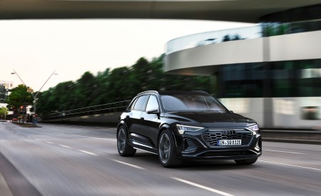 2024 Audi SQ8 e-tron quattro (Color: Mythos Black Metallic) Front Three-Quarter Wallpapers 450x275 (3)