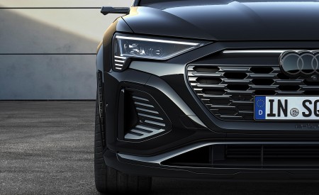 2024 Audi SQ8 e-tron quattro (Color: Mythos Black Metallic) Front Wallpapers 450x275 (23)