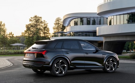 2024 Audi SQ8 e-tron quattro (Color: Mythos Black Metallic) Rear Three-Quarter Wallpapers 450x275 (13)