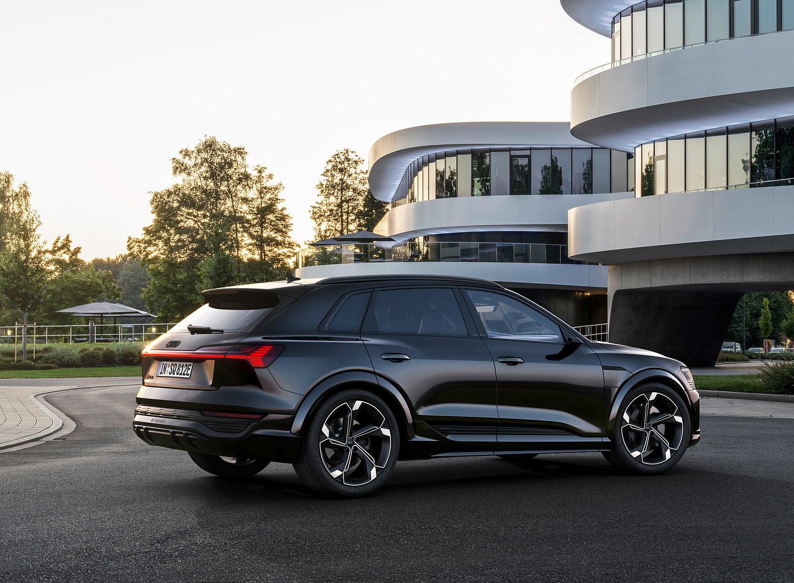 2024 Audi SQ8 e-tron quattro (Color: Mythos Black Metallic) Rear Three-Quarter Wallpapers (13)