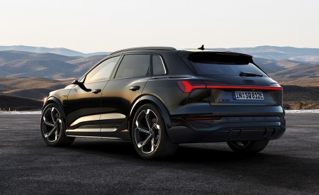 2024 Audi SQ8 e-tron quattro (Color: Mythos Black Metallic) Rear Three-Quarter Wallpapers 450x275 (20)
