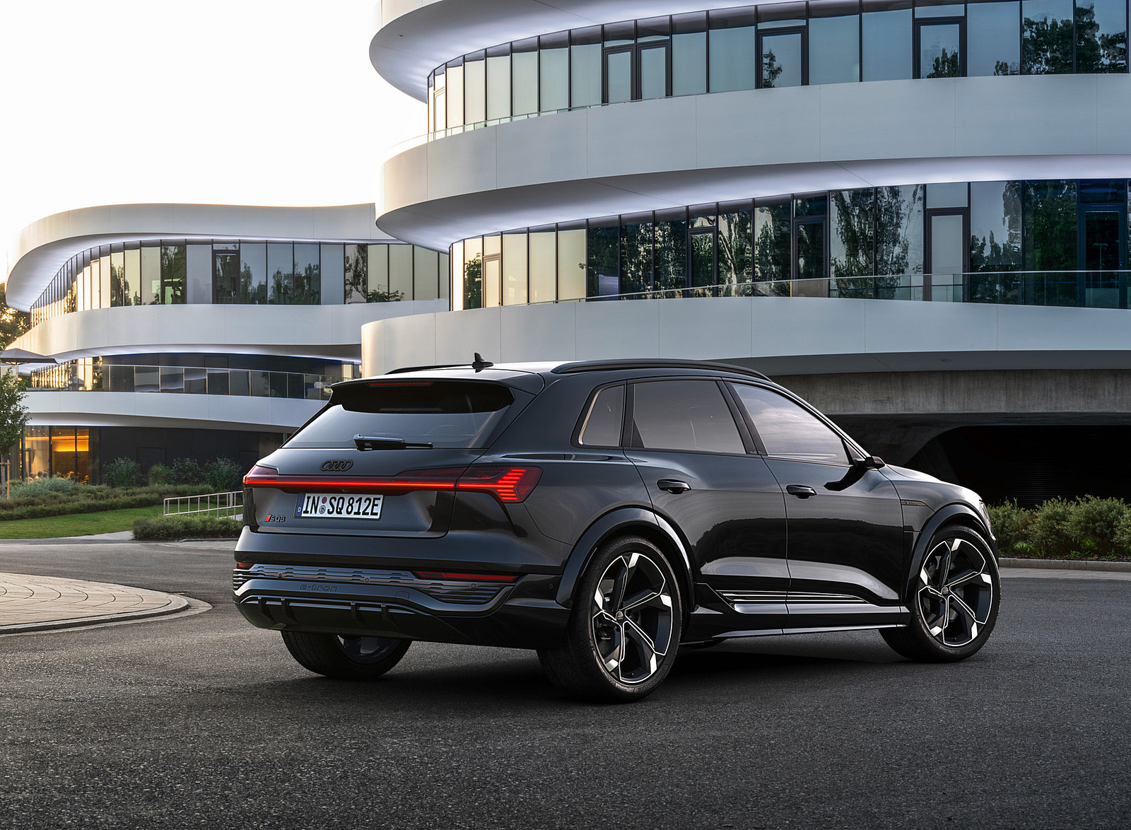 2024 Audi SQ8 e-tron quattro (Color: Mythos Black Metallic) Rear Three-Quarter Wallpapers (14)