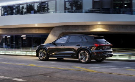 2024 Audi SQ8 e-tron quattro (Color: Mythos Black Metallic) Rear Three-Quarter Wallpapers 450x275 (6)