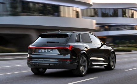 2024 Audi SQ8 e-tron quattro (Color: Mythos Black Metallic) Rear Three-Quarter Wallpapers 450x275 (2)