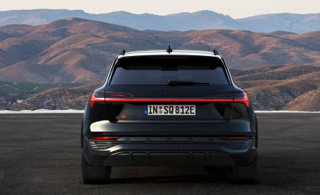 2024 Audi SQ8 e-tron quattro (Color: Mythos Black Metallic) Rear Wallpapers 450x275 (21)