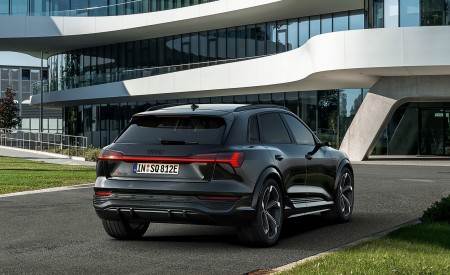 2024 Audi SQ8 e-tron quattro (Color: Mythos Black Metallic) Rear Wallpapers 450x275 (15)