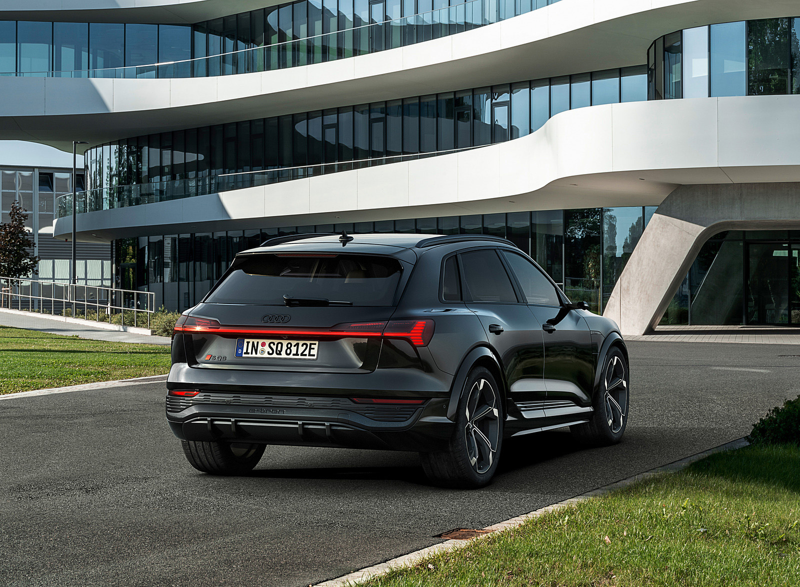 2024 Audi SQ8 e-tron quattro (Color: Mythos Black Metallic) Rear Wallpapers (15)
