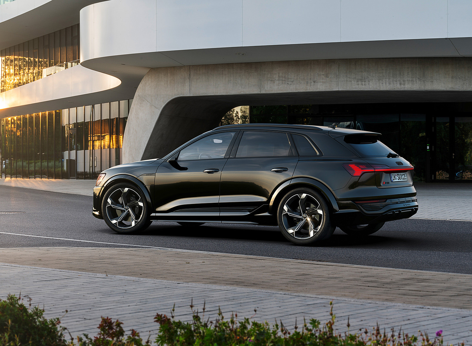 2024 Audi SQ8 e-tron quattro (Color: Mythos Black Metallic) Side Wallpapers (11)