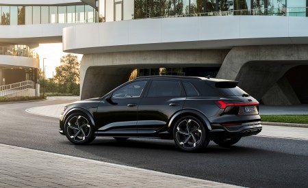 2024 Audi SQ8 e-tron quattro (Color: Mythos Black Metallic) Side Wallpapers 450x275 (12)