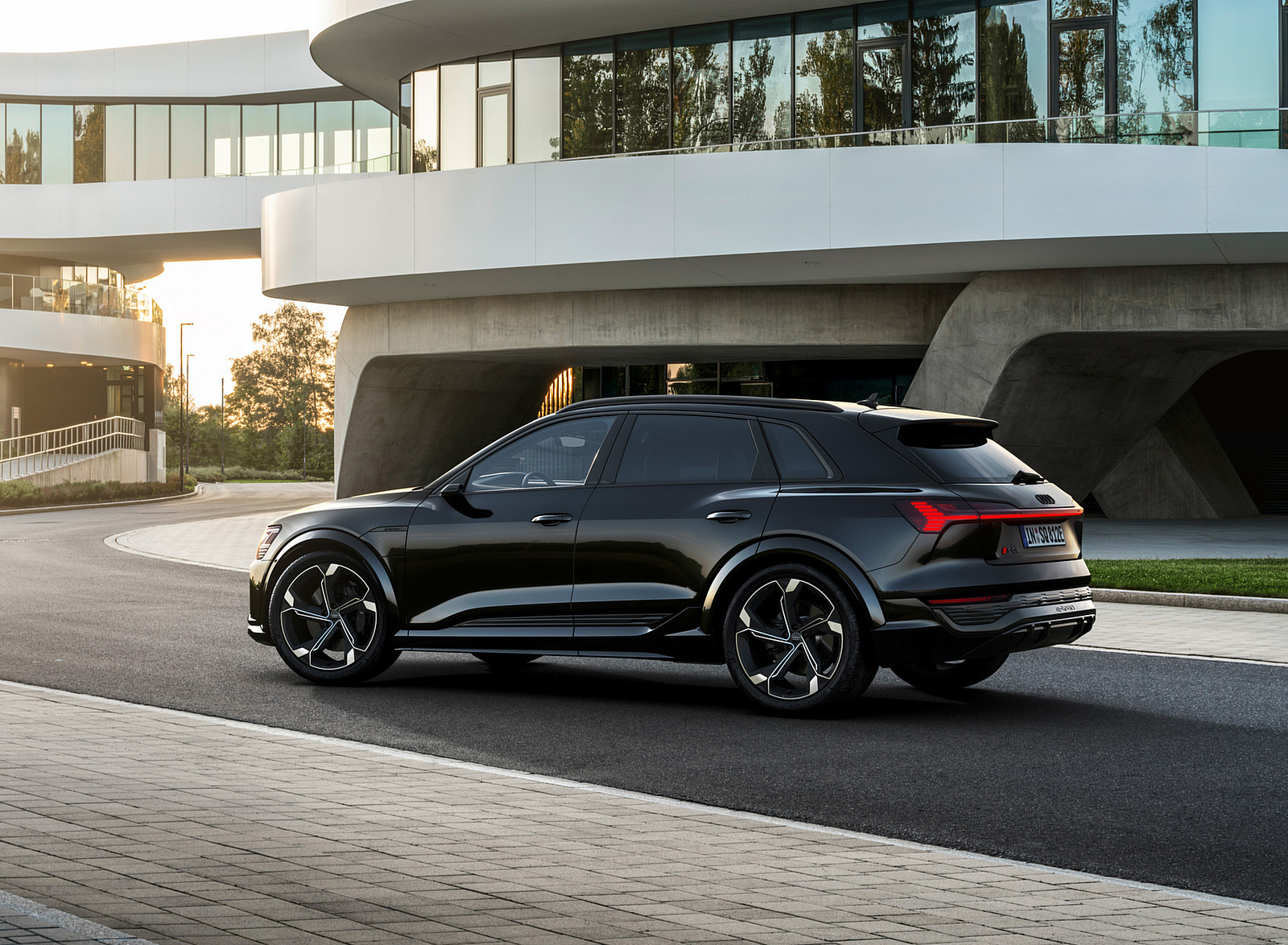 2024 Audi SQ8 e-tron quattro (Color: Mythos Black Metallic) Side Wallpapers (12)