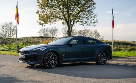 2022 Kia Stinger GT UK version Front Three-Quarter Wallpapers 450x275 (18)