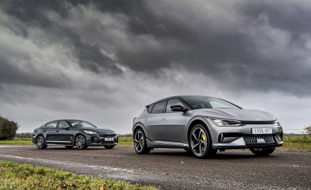 2022 Kia Stinger GT UK version Front Three-Quarter Wallpapers 450x275 (2)