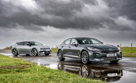2022 Kia Stinger GT UK version Front Three-Quarter Wallpapers 450x275 (3)