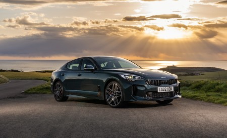 2022 Kia Stinger GT UK version Front Three-Quarter Wallpapers 450x275 (5)