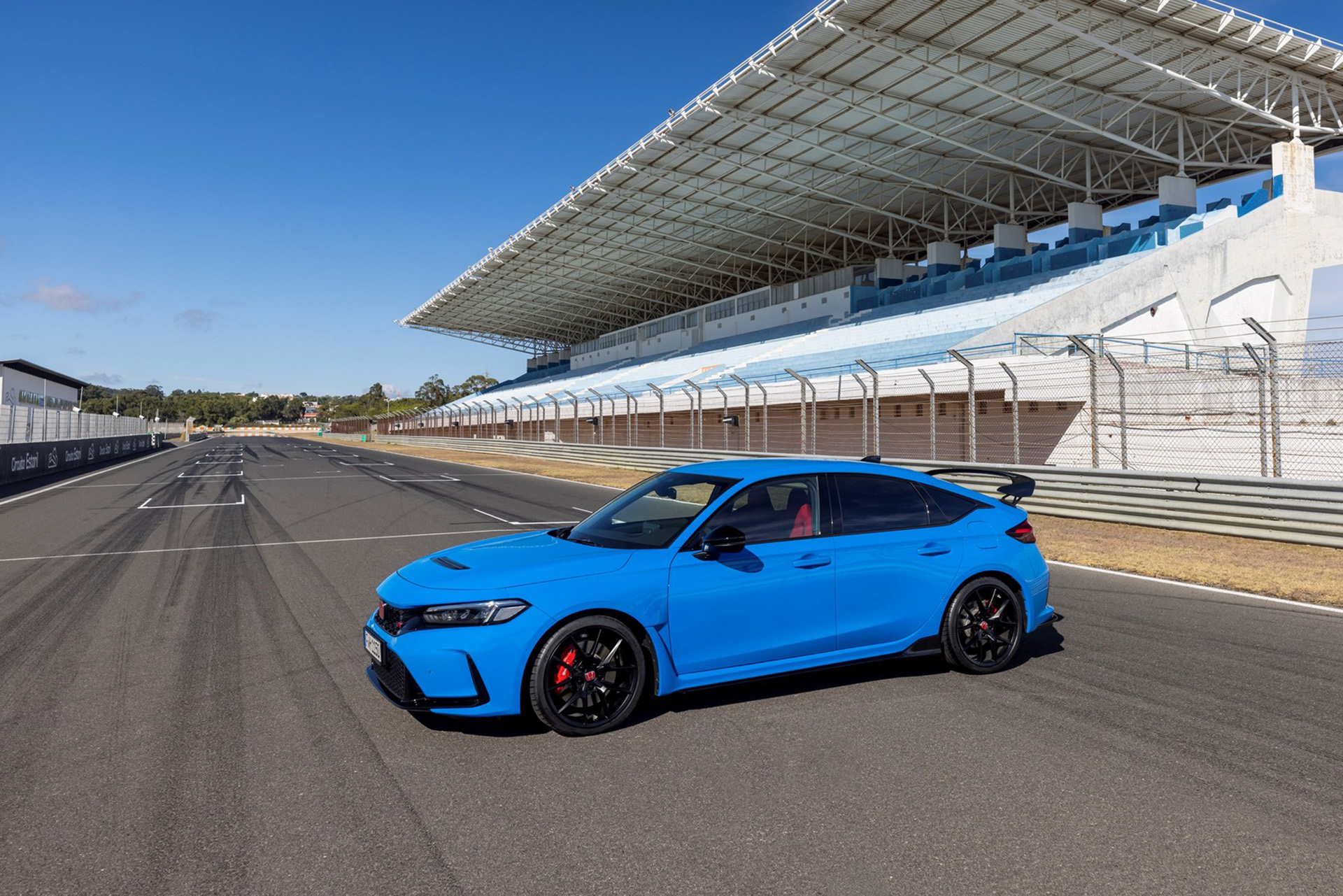 2023 Civic Type R EU version Front Three-Quarter Wallpapers (13)