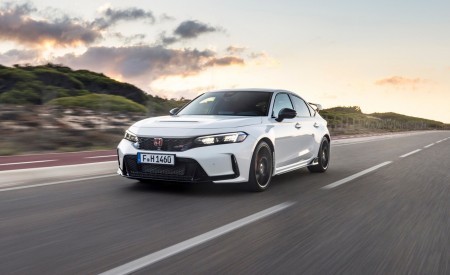 2023 Honda Civic Type R (EU-Spec) Front Three-Quarter Wallpapers 450x275 (49)