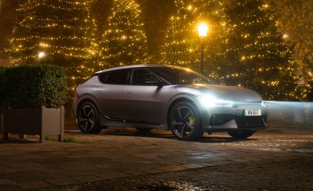2023 Kia EV6 GT UK version Front Three-Quarter Wallpapers 450x275 (38)
