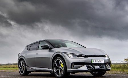 2023 Kia EV6 GT UK version Front Three-Quarter Wallpapers 450x275 (6)