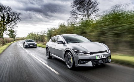 2023 Kia EV6 GT UK version Front Three-Quarter Wallpapers  450x275 (2)