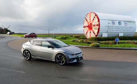 2023 Kia EV6 GT UK version Front Three-Quarter Wallpapers 450x275 (18)