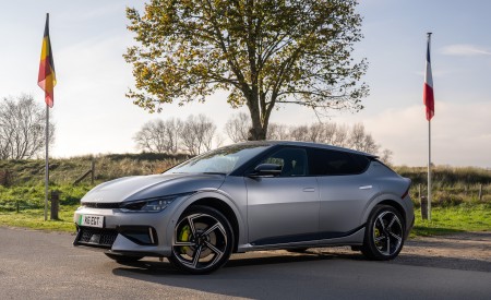 2023 Kia EV6 GT UK version Front Three-Quarter Wallpapers 450x275 (9)