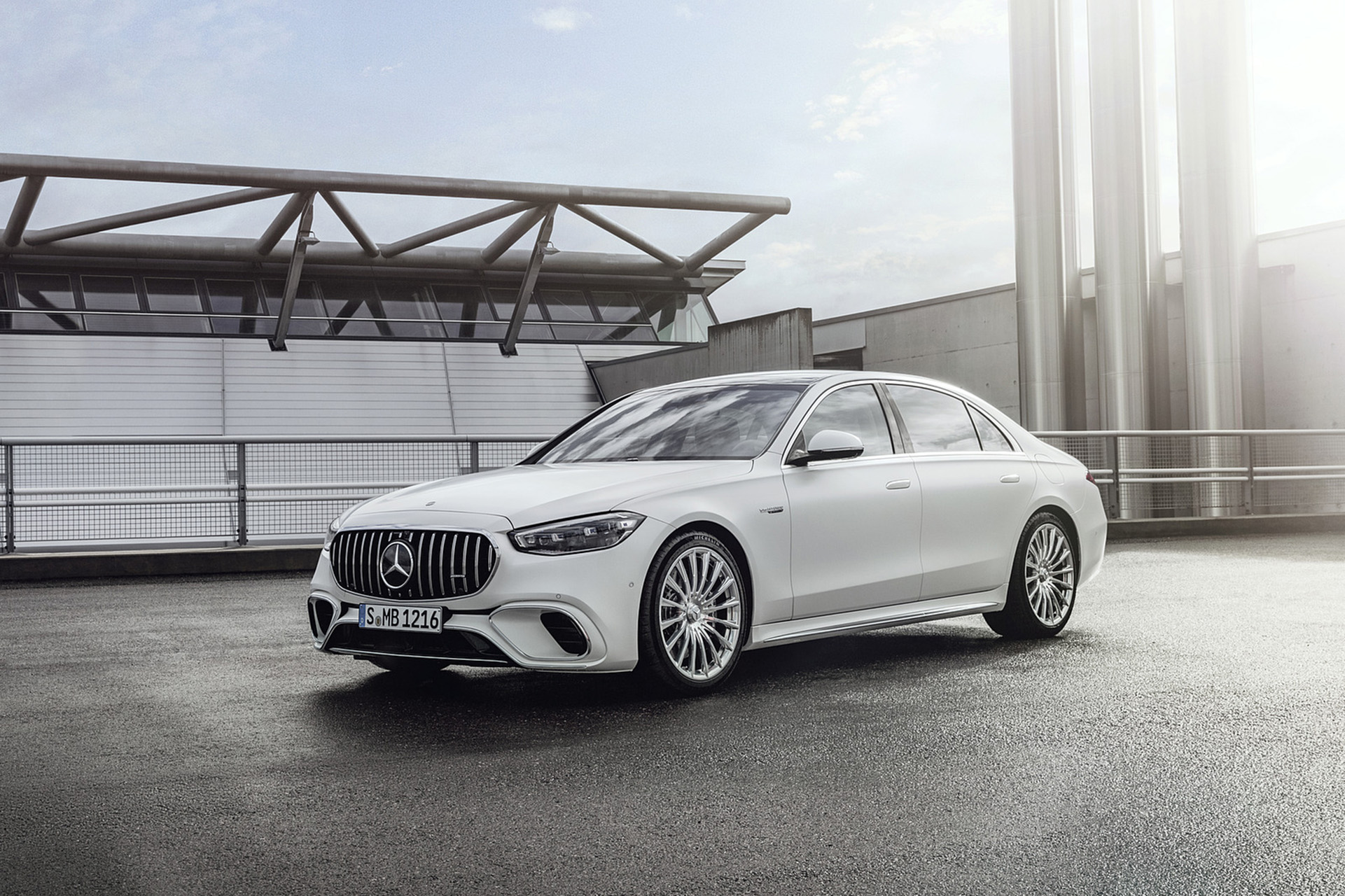 2023 Mercedes-AMG S 63 E PERFORMANCE (Color: MANUFAKTUR Cashmere White Magno) Front Three-Quarter Wallpapers #25 of 161