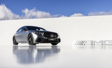 2023 Mercedes-AMG S 63 E PERFORMANCE (Color: MANUFAKTUR Selenite Grey Magno) Front Three-Quarter Wallpapers 450x275 (63)