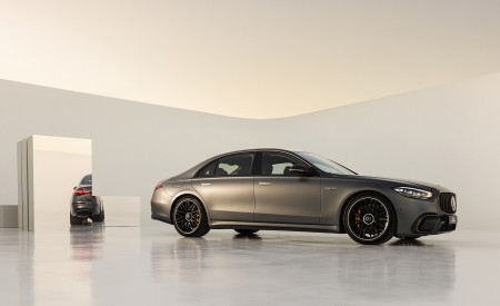 2023 Mercedes-AMG S 63 E PERFORMANCE (Color: MANUFAKTUR Selenite Grey Magno) Front Three-Quarter Wallpapers 450x275 (74)