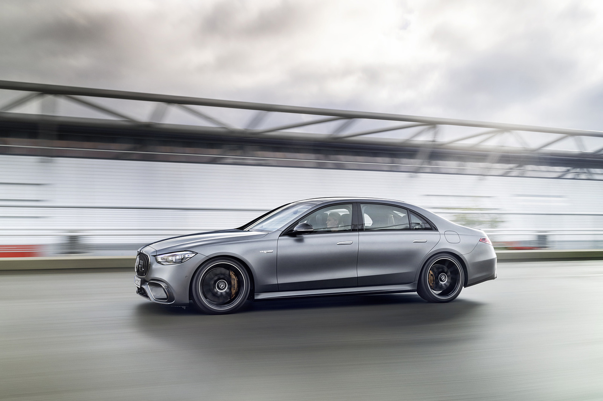 2023 Mercedes-AMG S 63 E PERFORMANCE (Color: MANUFAKTUR Selenite Grey Magno) Side Wallpapers (11)