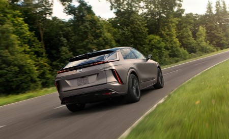 2026 Cadillac Lyriq-V Rear Three-Quarter Wallpaper 450x275 (2)