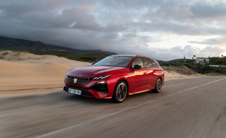 2026 Peugeot 308 SW Plug-In Hybrid Front Three-Quarter Wallpaper 450x275 (5)