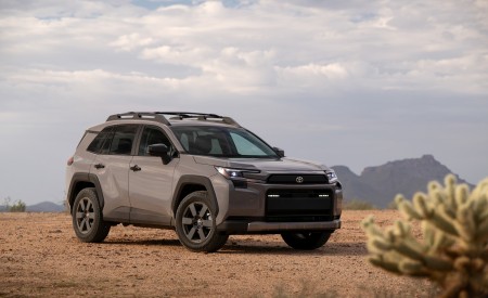 2026 Toyota RAV4 HEV Woodland Front Three-Quarter Wallpaper 450x275 (78)