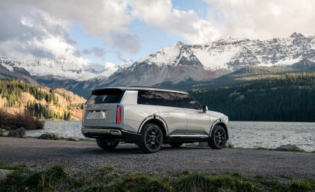2027 Kia Telluride SXP Rear Three-Quarter Wallpaper 450x275 (2)