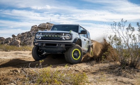 2027 Ford Bronco RTR Off-Road Wallpaper 450x275 (4)