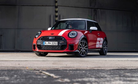 2026 Mini 1965 Victory Edition Front Three-Quarter Wallpaper 450x275 (9)