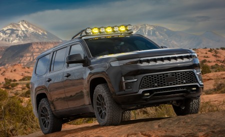2026 Jeep Grand Wagoneer Commander Concept Front Three-Quarter Wallpaper 450x275 (3)