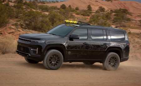 2026 Jeep Grand Wagoneer Commander Concept Front Three-Quarter Wallpaper 450x275 (4)