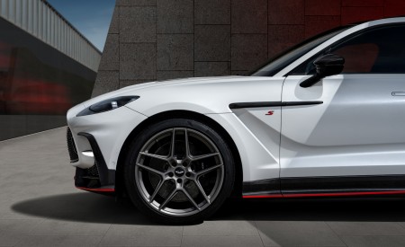 2026 Aston Martin DBX S Detail Wallpaper 450x275 (12)
