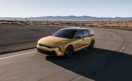 2026 Kia K4 Hatchback Front Three-Quarter Wallpaper 450x275 (3)