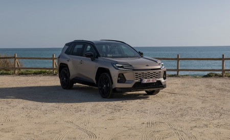 2026 Toyota RAV4 HEV Avantgarde Front Three-Quarter Wallpaper 450x275 (26)
