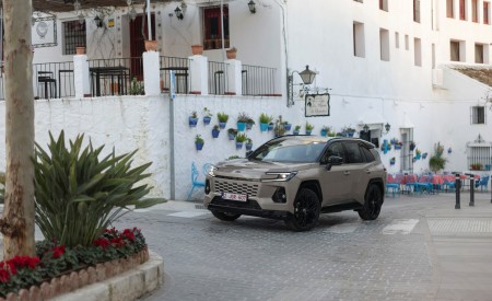 2026 Toyota RAV4 HEV Avantgarde Front Three-Quarter Wallpaper 450x275 (22)