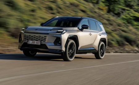 2026 Toyota RAV4 HEV Avantgarde Front Three-Quarter Wallpaper 450x275 (6)