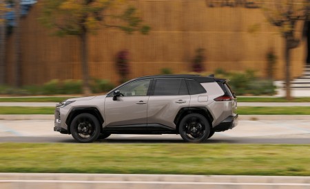 2026 Toyota RAV4 HEV Avantgarde Side Wallpaper 450x275 (13)