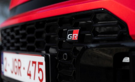 2026 Toyota RAV4 HEV GR Sport Grille Wallpaper 450x275 (35)