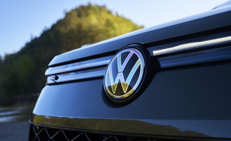 2026 Volkswagen Tiguan SEL R-Line Turbo Badge Wallpaper 450x275 (8)