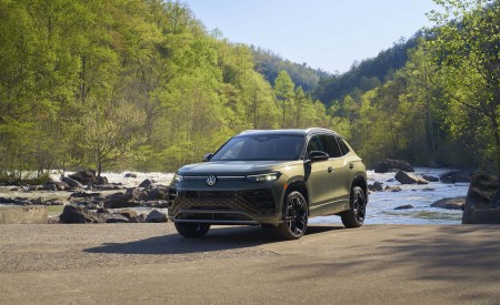 2026 Volkswagen Tiguan SEL R-Line Turbo Front Three-Quarter Wallpaper 450x275 (4)