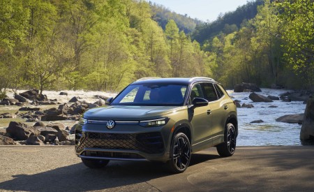 2026 Volkswagen Tiguan SEL R-Line Turbo Front Three-Quarter Wallpaper 450x275 (1)