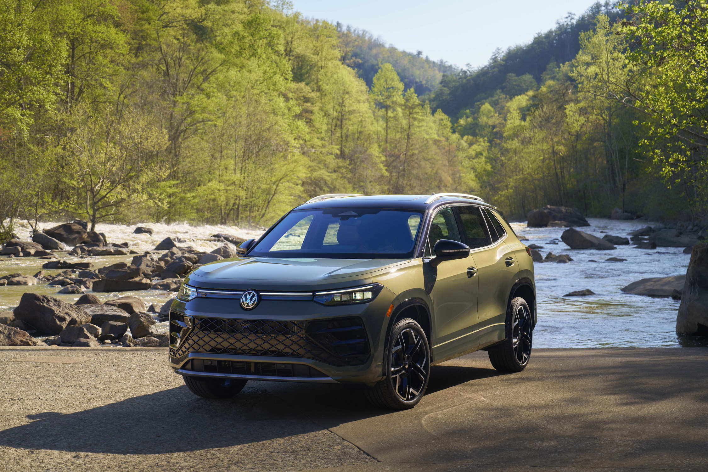 Download free 2026 Volkswagen Tiguan SEL R-Line Turbo wallpapers in HD and 4K for your desktop, phone or tablet